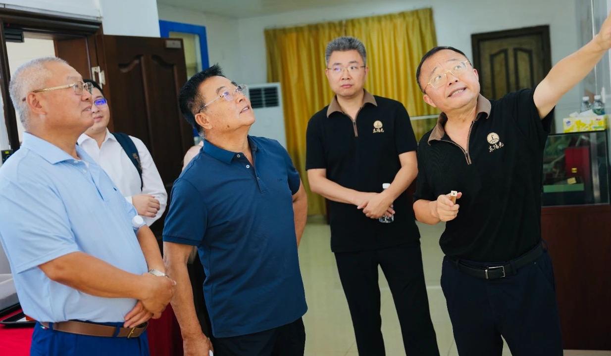 遼寧成大一行來(lái)訪東陽(yáng)光集團(tuán)